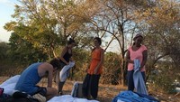 Austin Gusman, pengelola Gili Amor Boutique Resort di Gili Trawangan memberikan foto-foto kondisi terkini di Gili Trawangan kepada detikTravel. Para turis yang bertahan menggelar tikar dan sprei kasur untuk tidur di atas bukit (Austin Gusman/Istimewa)