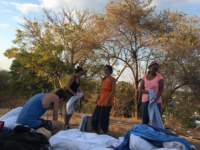 Warga Lokal Bantu Turis yang Masih Berada di Gili Trawangan