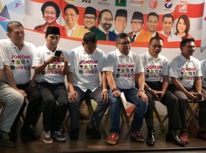 Kaus Putih Baju Perang Baru Sekjen Pro-Jokowi