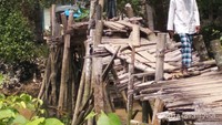 Diperkirakan sudah 10 tahun kondisi jembatan mengalami kerusakan. 