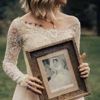 Baju pengantin wanita bernama Abigail ini juga tak kalah tuanya. Busana tersebut sudah berusia 120 tahun. Tak hanya disimpan dalam lemari, pakaian pernikahan itu pun memang diwariskan dari generasi ke generasi dan sudah dipakai 11 orang. Walau sudah dimodifikasi beberapa kali, baju itu tetap tampak menewan dan klasik. Foto: Twitter Abby Kingston Curtis