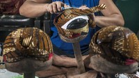 Selanjutnya, kain hasil wiru kemudian ditempatkan pada landasan kayu seukuran kepala atau biasa disebut klebut untuk kemudian dibentuk menjadi blangkon. Proses selanjutnya adalah merapikan dengan cara dipukul pukul dan membersihkan benang benang yang serabutan.