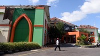 Atap bangunan rumah sakit ambrol. ANTARA FOTO/Zabur Karuru.