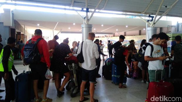 Pasca Gempa 7 SR, Wisatawan Asing Ramai-ramai Tinggalkan Lombok