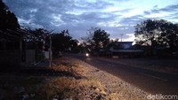Suasana gelap gulita di jalan utama Desa Anyar, Bayan, Lombok Utara. Listrik di lokasi ini juga belum menyala