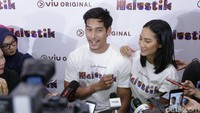 Richard Kyle bersama Tara Basro saat ditemui di kawasan Menteng, Jakarta Pusat pada Senin (6/8). Pool/Palevi S/detikFoto.