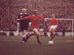Denis Law, pemain MU periode 1962–1973, adalah salah satu pemain The Red Devils yang juga tercatat pernah berseragam Manchester City sang rival sekota. Kesuburannya bersama MU membuatnya masih masuk barisan pemain tertajam di klub. (Foto: AllsportUK/Allsport)