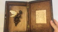Foto: Koleksi-koleksi miseterius Rodder disimpan di sebuah ruangan rahasia di rumahnya. Isi ruangan tersebut adalah  kerangka vampir, peri, dan dan spesimen supranatural lainnya. (visitlolland-falster.com)