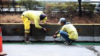 Kotoran serta coretan yang menempel dibersihkan.