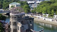 Upacara peringatan 73 tahun bom atom Hiroshima ini digelar pada Senin (6/8) pagi waktu setempat. Peringatan bom Hiroshima ini digelar Taman Memorial Perdamaian Hiroshima, yang menjadi lokasi dijatuhkannya bom atom oleh militer Amerika Serikat. Foto: AFP PHOTO/JIJI PRESS