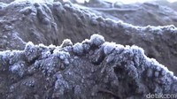 Di samping menarik dan unik, fenomena tersebut cukup potensial untuk mendongkrak kunjungan wisatawan ke Bromo. (M Rofiq/detikTravel)