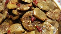 Buat yang doyan pedas, dijamin ngiler semur jengkol buatan @jengkolenin. Lihat aja tuh biji cabe rawitnya menempel di atas permukaan jengkol! Foto: Instagram