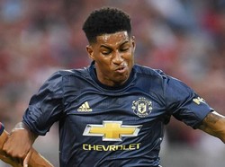 Marcus Rashford merupakan sosok teranyar yang diserahi nomor 10 MU. Penyerang 20 tahun jebolan akademi The Red Devils itu sebelumnya memakai nomor punggung 39 dan 19. (Foto: Andreas Gebert/Reuters)