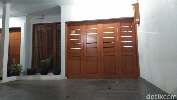 Pecahan kaca di halaman rumah Kapitra Ampera.