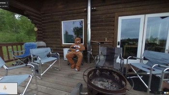 Beruang yang ini sedang bersantai di teras rumahnya. Foto: Google Street View via CNET