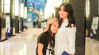 Ririn Ekawati saat bersama putri tercinta terlihat cantik saat mengenakan kemeja putih dipadu sepatu wedgesnya. Foto: Dok. Instagram/ Ririn Ekawati