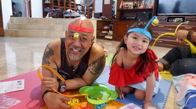 Seru Banget, Saat Indro Warkop Momong Dua Cucu Cantiknya