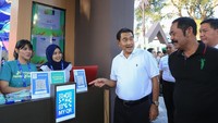 Walikota Solo FX Hadi Rudyatmo bersama Direktur Utama Bank BRI Suprajarto meninjau transaksi menggunakan produk digital terbaru milik Bank BRI yakni My QR  yang merupakan cara pembayaran kekinian dengan cara memindai QR Code menggunakan handphone yang telah dilengkapi aplikasi BRI Mobile, sehingga nasabah dapat dengan mudah, cepat dan aman dalam melakukan transaksi. Inovasi digital terbaru Bank BRI ini merupakan upaya nyata untuk meningkatkan cashless society di tengah masyarakat. Foto: dok. BRI
