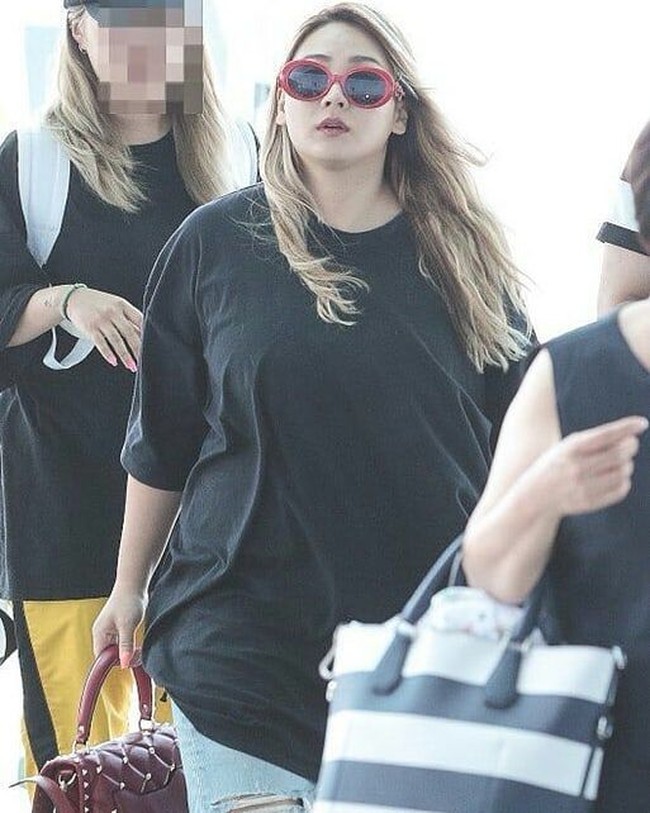 Pipi CL memang terlihat lebih chubby dan kaus berpotongan longgar membuat penyanyi 26 tahun ini tampak gemuk. Perubahan fisiknya itu pun jadi perbincangan di dunia maya. Foto: Instagram/@leechaelincl91