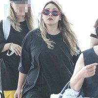 Pipi CL memang terlihat lebih chubby dan kaus berpotongan longgar membuat penyanyi 26 tahun ini tampak gemuk. Perubahan fisiknya itu pun jadi perbincangan di dunia maya. Foto: Instagram/@leechaelincl91