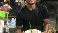 Raphael Maitimo merupakan pesepakbola keturunan Belanda Indonesia, yang meniti karirnya sebagai midfielder untuk tim Persebaya. Foto: Instagram @raphaelmaitimo