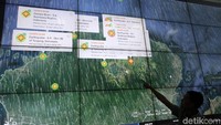 Petugas memantau gempa susulan di ruang Pusat Data dan Laporan Operasional (Pusdalops) BNPB, Jakarta, Senin (6/8).
