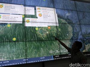 BNPB Pantau Gempa Lombok Lewat Layar Raksasa