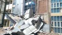 Saat kejadian ada Hidayatullah (21), Zainul Hadi (30), dan Sahril (24) di dalam gedung. Mereka berhamburan keluar gedung meninggalkan 2  motor yang terparkir di depan gedung. 