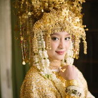 Saat akad nikah, Gita mengenakan busana adat Palembang lengkap dengan mahkota yang cantik. Ia tampak anggun memakai busana bernuansa keemasan itu.  Foto: Dok. Ink Photos (Instagram @ink.photos)