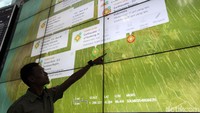 Petugas menunjukkan titik-titik gempa.