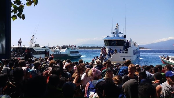 Foto: Keesokan harinya setelah peringatan tsunami dicabut, para turis dievakuasi dari Gili Trawangan. Antrean wisatawan pun tak terelakkan, situasinya cukup padat. (dok Antik Tri Permana/Istimewa) Foto: Keesokan harinya setelah peringatan tsunami dicabut, para turis dievakuasi dari Gili Trawangan. Antrean wisatawan pun tak terelakkan, situasinya cukup padat. (dok Antik Tri Permana/Istimewa)