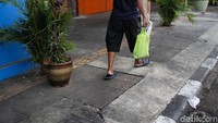 Selain terlihat tak terawat, trotoar di Jalan Gajah Mada pun tak ramah untuk para penyandang disabilitas.