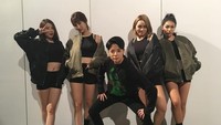 Biasanya girlband Korea selalu memanjakan mata para fans lewat dandanan yang feminim, rambut panjang, serta kaki jenjang nan indah. Foto: Instagram/ajol_llama