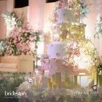 Bernuansa pink dan berdetail bunga, resepsi pernikahan Tasya Kamila pun terlihat romantis. Foto: Instagram