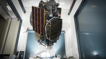 Diterangkan oleh Telkom bahwa satelit Merah Putih sudah siap diluncurkan tanggal 7 Agustus. Roket itu terdiri dari 3 komponen, yaitu step 1, step 2, dan fairing, yang saat ini semuanya sudah utuh dalam satu kesatuan. Satelitnya sudah berada di dalam roket. Foto: SSL