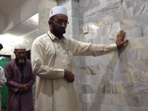 Sosok Imam di Bali yang Tetap Khusyuk Salat Saat Gempa