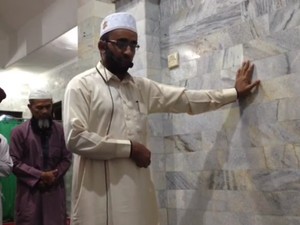 Sosok Imam di Bali yang Tetap Khusyuk Salat Saat Gempa