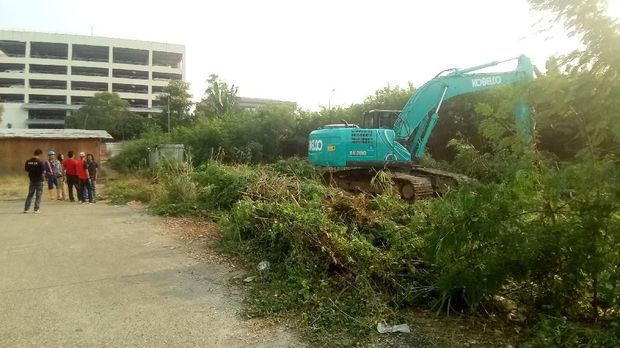 Dua  unit alat berat sudah ada di lokasi