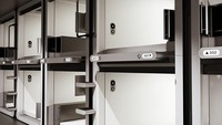 Hotel kapsul seperti ini memang cocoknya untuk beristirahat. Kamar mandi dan toilet dibuat terpisah dari area kamar tidur. (First Cabin)