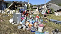 Sementara itu, sejumlah warga berada di halaman rumahnya pascagempa di Desa Bentek, Kecamatan Pemenang, Tanjung, Lombok Utara, NTB, Senin (6/8). ANTARA FOTO/Ahmad Subaidi.