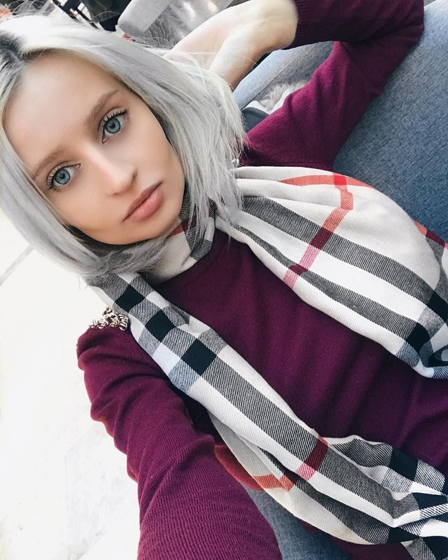  Seperti dilansir dari The Sun, Julia mengungkapkan bahwa banyak orang disekitarnya yang menyebut dirinya mirip Barbie. Meski demikian, ia tidak berencana untuk membuat penampilan agar benar-benar mirip boneka plastik favorit anak perempuan tersebut. Foto: Instagram @pink_huink