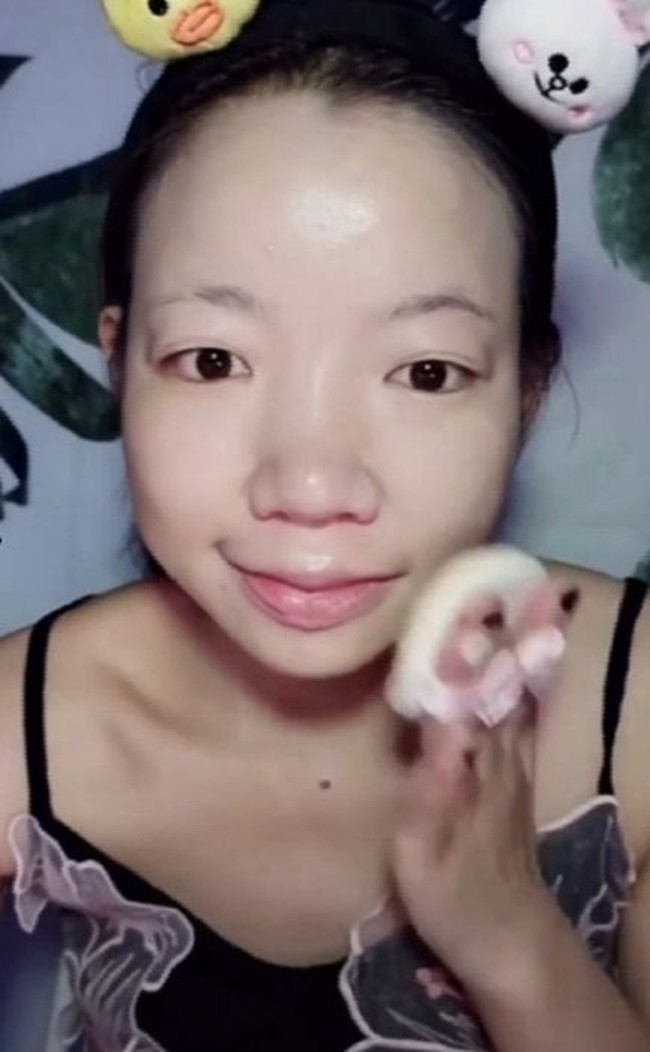 Pada video tersebut, Qihuahua adalah wanita yang awalnya memiliki mata kecil, hidung yang datar, dan giginya tak rapi. Namun, dengan tangannya yang terampil, matanya menjadi besar, hidungnya terlihat mancung, dan wajahnya menjadi tirus. Foto: Istimewa