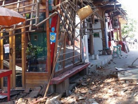 Bangunan-bangunan yang rusak di Gili Trawangan akibat gempa