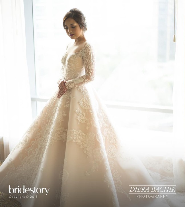 Gaun lengan dengan potongan A-line bervolume itu tampak cantik dengan detail renda. Foto: Instagram