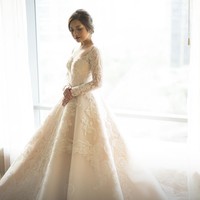 Gaun lengan dengan potongan A-line bervolume itu tampak cantik dengan detail renda. Foto: Instagram