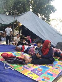 Tenda darurat yang didirikan warga di Gili Trawangan