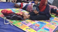 Sedangkan warga lokal di Gili Trawangan, mereka membuat tenda darurat seadanya atas inisiatif sendiri. Situasi di dalam tenda pun cukup penuh (Austin Gusman/Istimewa)
