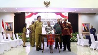 Kedatangan Mendagri disambut langsung oleh Ketua KPU Arif Budiman.