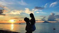 Banyak yang berkomentar nyinyir saat Fero dan Susan merayakan satu tahun hubungan mereka dengan foto yang seksi dan romantis tersebut. Dok. Instagram/fero_walandouw