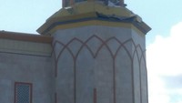 Dinding menara masjid juga terlihat retak di sana-sini.
